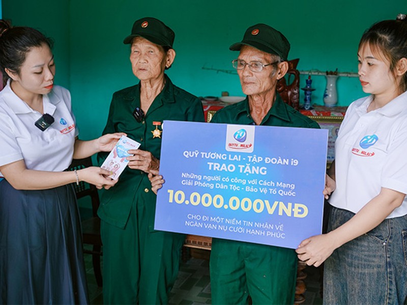 Người chơi đang xem xét lịch sử ván bài và đưa ra quyết định đặt cược thông minh.