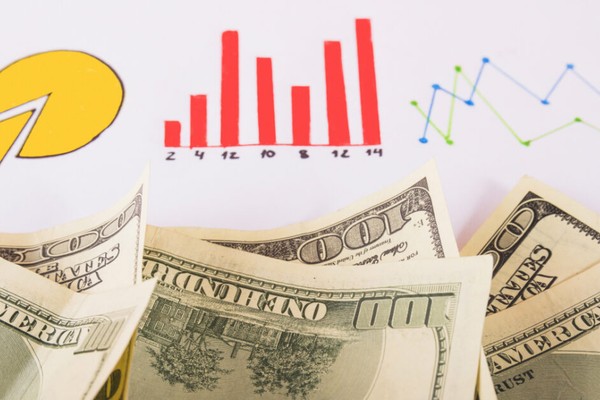 Biểu tượng GDPR với lá cờ EU và các biểu tượng bảo mật dữ liệu