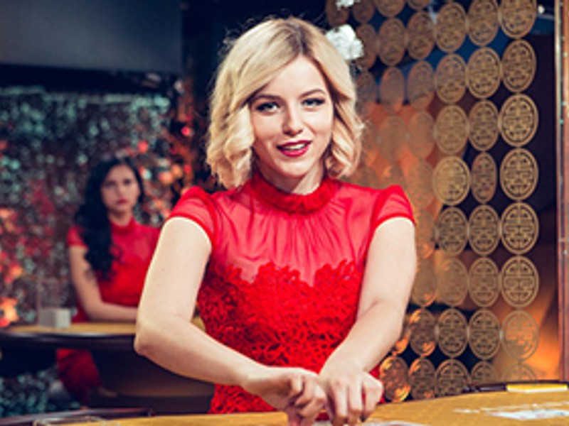 Người chia bài nữ Baccarat